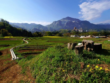 「田植え前の棚田風景」